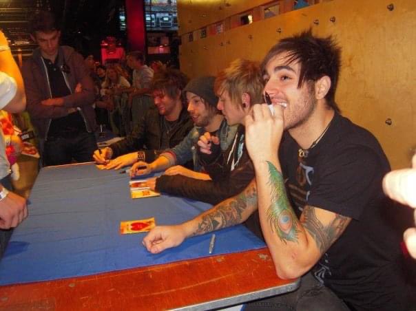 getschmacked53's tweet photo. @BoysLikeGirIs can I finally get my pic from VIP in 2009 with the band tonight? https://t.co/m3MvDjKIaq