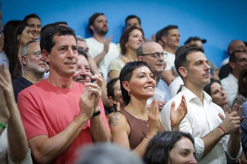 mayrasmendoza's tweet photo. “Lo único que les voy a pedir es que cuando lean en algún lugar “no, Máximo, esto lo otro”. Ustedes me conocen y saben: acierto y erro como cualquiera, pero boludo, defeccionar y traidor nunca lo voy a ser. Yo siempre tuve en claro las principales contradicciones y si no me creen miren para atrás y verán realmente cuáles han sido los comportamientos de nosotros y nosotras”

#SiempreKIRCHNER #CristinaConducción 🐧🤍🇦🇷✌🏽