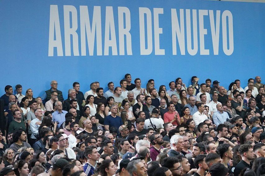 mayrasmendoza's tweet photo. “Lo único que les voy a pedir es que cuando lean en algún lugar “no, Máximo, esto lo otro”. Ustedes me conocen y saben: acierto y erro como cualquiera, pero boludo, defeccionar y traidor nunca lo voy a ser. Yo siempre tuve en claro las principales contradicciones y si no me creen miren para atrás y verán realmente cuáles han sido los comportamientos de nosotros y nosotras”

#SiempreKIRCHNER #CristinaConducción 🐧🤍🇦🇷✌🏽