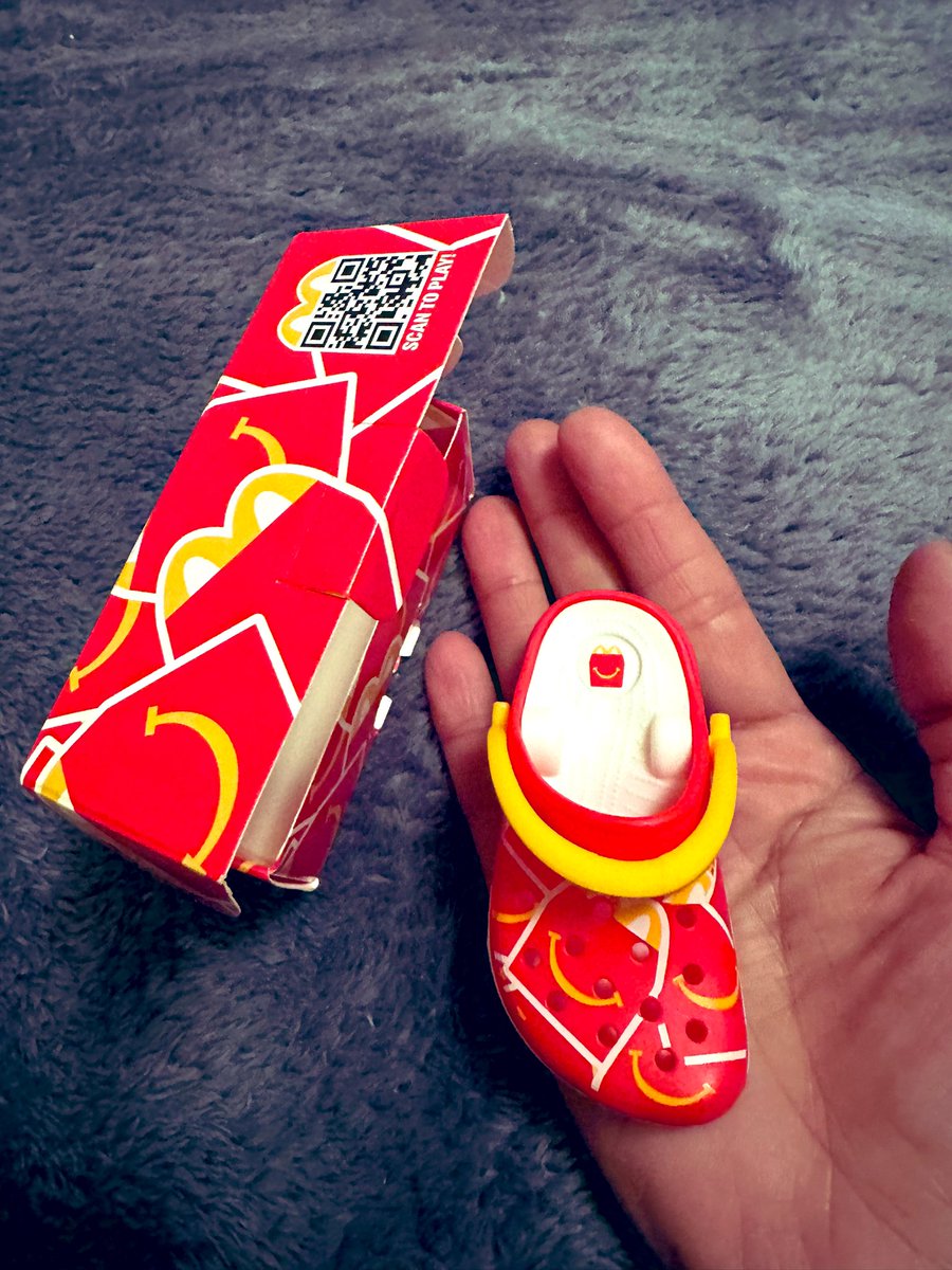LaMoose_'s tweet image. Soy un adulto independienteeee con gustos bien dementes…🎶🎵🎤😌😍

Ya fueron por su Happy meal  ? 
#Crocs