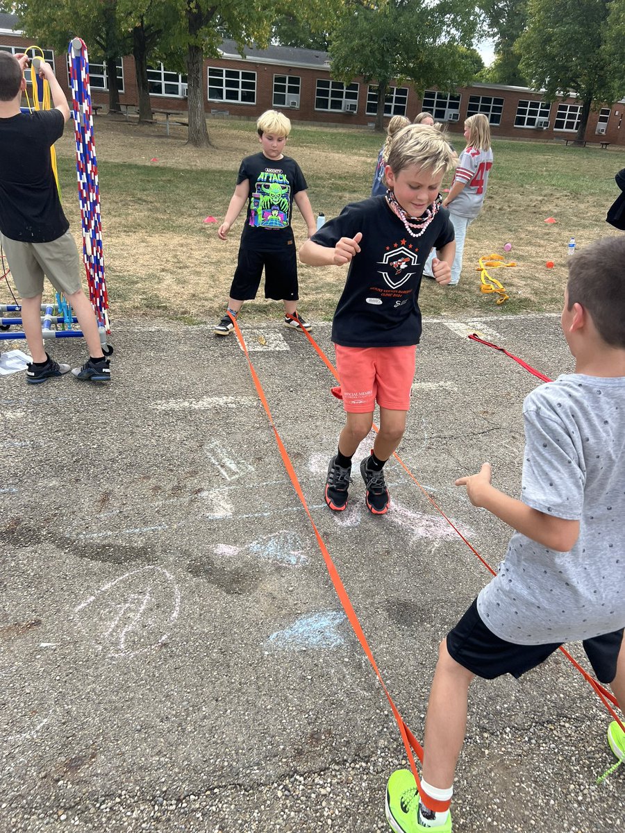 PleasantStElem's tweet photo. Today we experienced some great activities to use during fee time or recess time that are rhythmic, repetitive, regulating, and cross midline. Our goal was to learn new thing to play that are not specifically competitive. Ask your Junior Jacket what activity was their favorite. https://t.co/3QQFrlXSM0