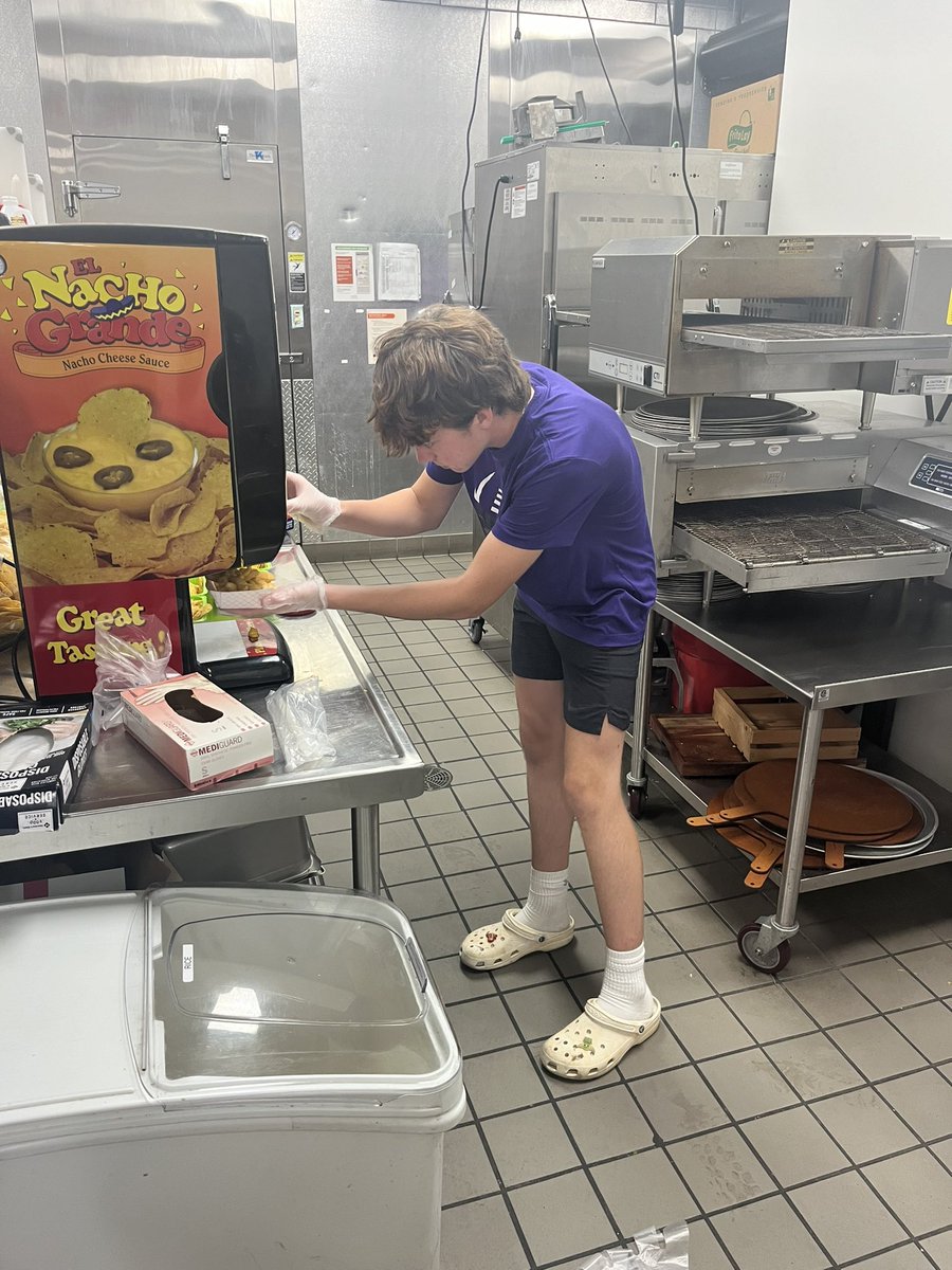 Huge shoutout to all of our athletes and parents that showed up to serve and work concessions at the Varsity football game tonight. Lions supporting Lions! 

🦁⚾️ #EarnIt #TheTrinityWay