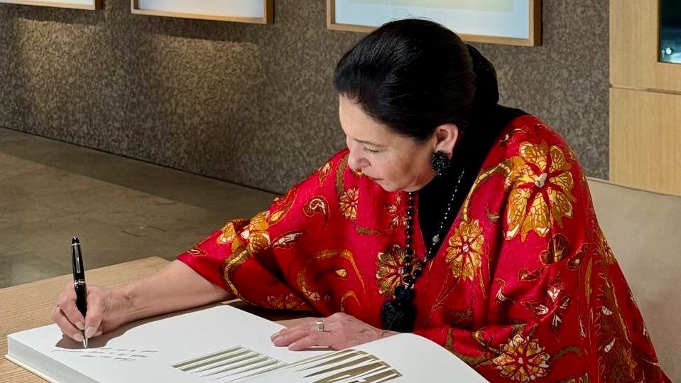 SRE_mx's tweet image. 📸 En Abu Dhabi, la subsecretaria de Relaciones Exteriores @mtmercado2002 visitó la @abrahamicfh, en donde firmó el libro de visitantes distinguidos, acompañada de su director, Abdulla Al Shehhi. Dejó un mensaje de paz y amistad, en consonancia con los valores de coexistencia…