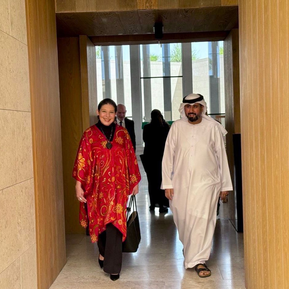 SRE_mx's tweet image. 📸 En Abu Dhabi, la subsecretaria de Relaciones Exteriores @mtmercado2002 visitó la @abrahamicfh, en donde firmó el libro de visitantes distinguidos, acompañada de su director, Abdulla Al Shehhi. Dejó un mensaje de paz y amistad, en consonancia con los valores de coexistencia…