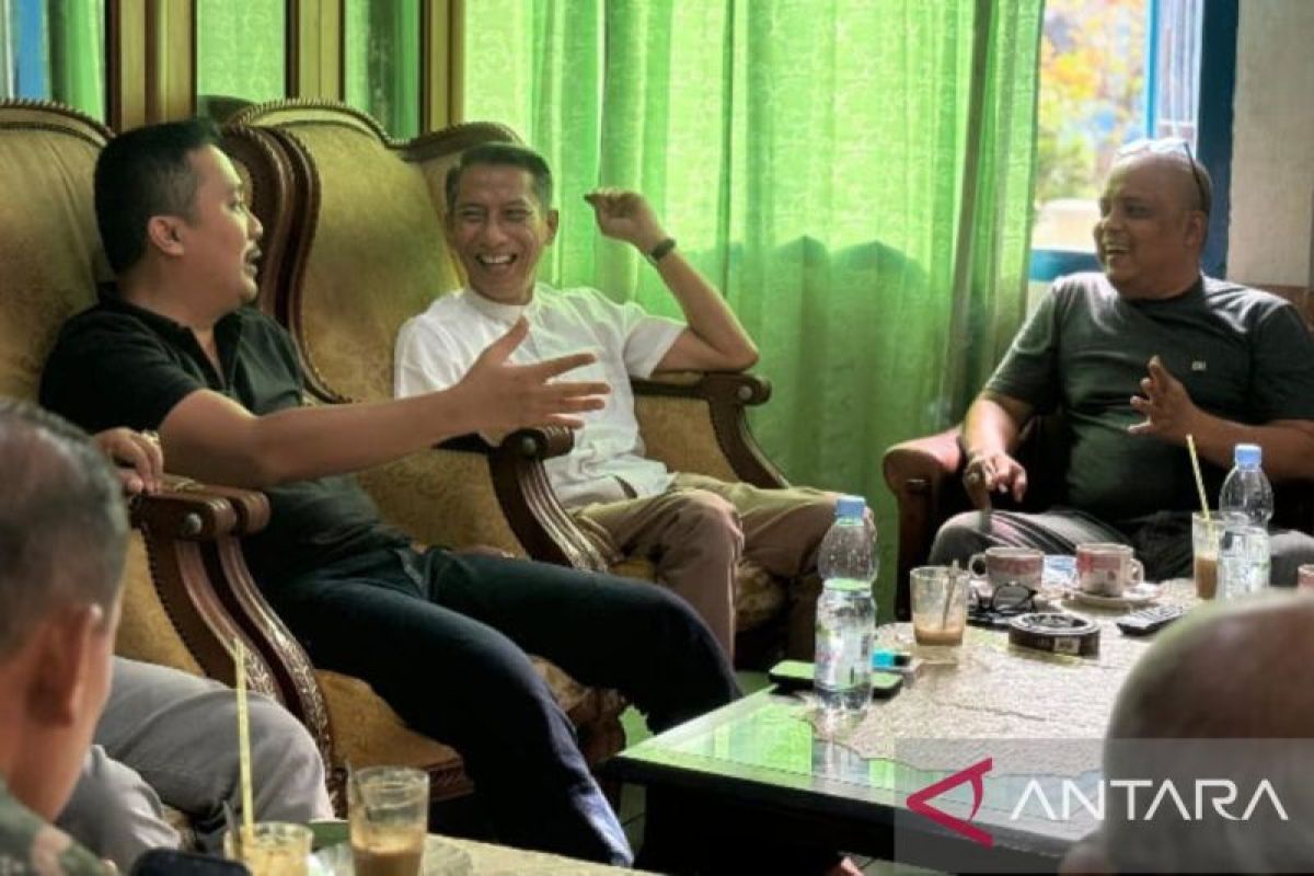 Calon Wakil Gubernur Sumbar Vasko Ruseimy bersilaturahmi dengan PWI dlvr.it/TDVSFw