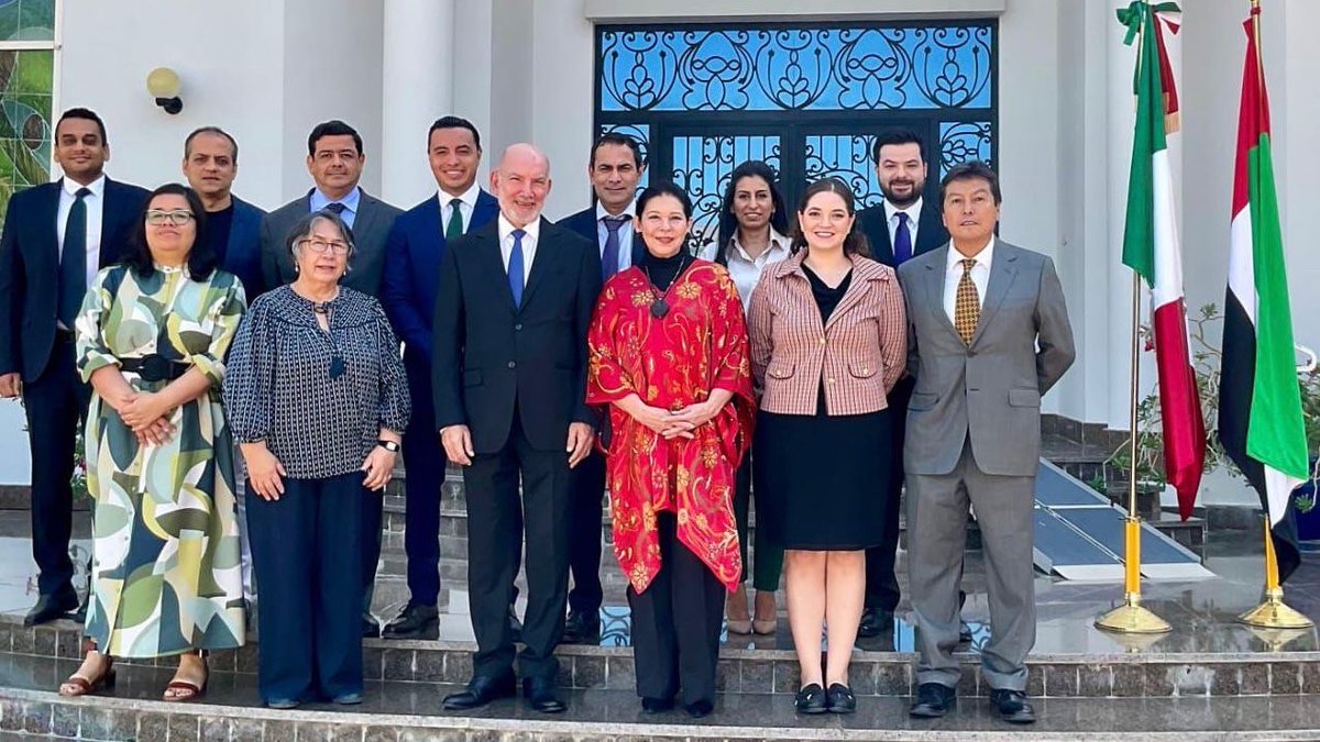 SRE_mx's tweet image. 📸 En Abu Dhabi, la subsecretaria de Relaciones Exteriores @mtmercado2002 visitó la @abrahamicfh, en donde firmó el libro de visitantes distinguidos, acompañada de su director, Abdulla Al Shehhi. Dejó un mensaje de paz y amistad, en consonancia con los valores de coexistencia…
