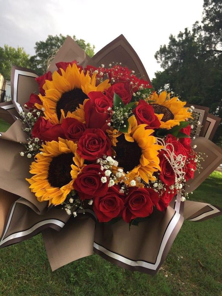 Prettyarii21's tweet photo. - I love the sunflower and rose combinations 🥹😍 https://t.co/HeoWeZFE3z