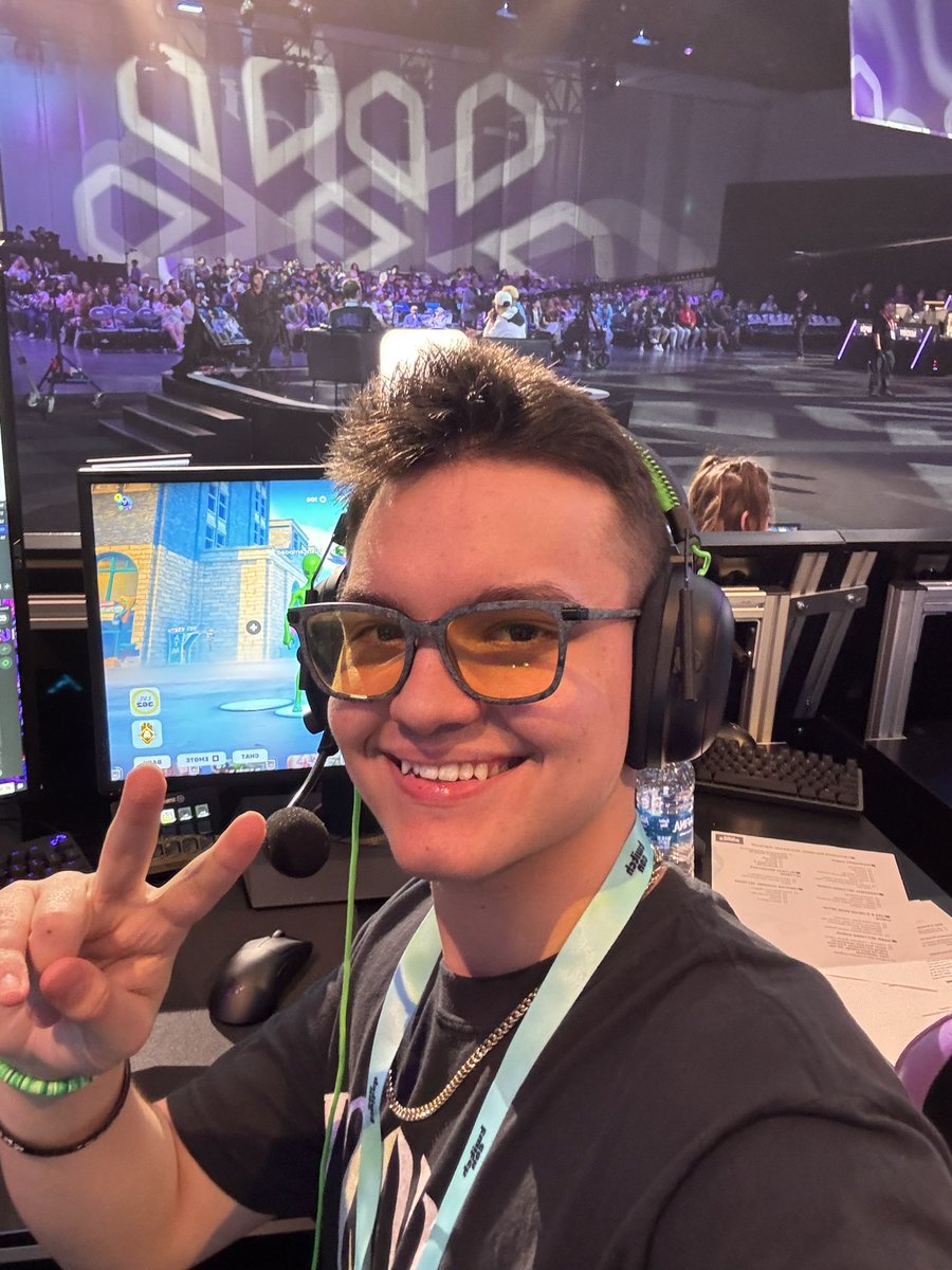 Cawsmiic's tweet image. What an amazing experience, my first LAN with the goat @bushcampdad 
We got 12th in the Twitch Rivals Cracked Cup ($4,000) Genuinely the most insane experience of my life! 🐦‍⬛ Much love ❤️