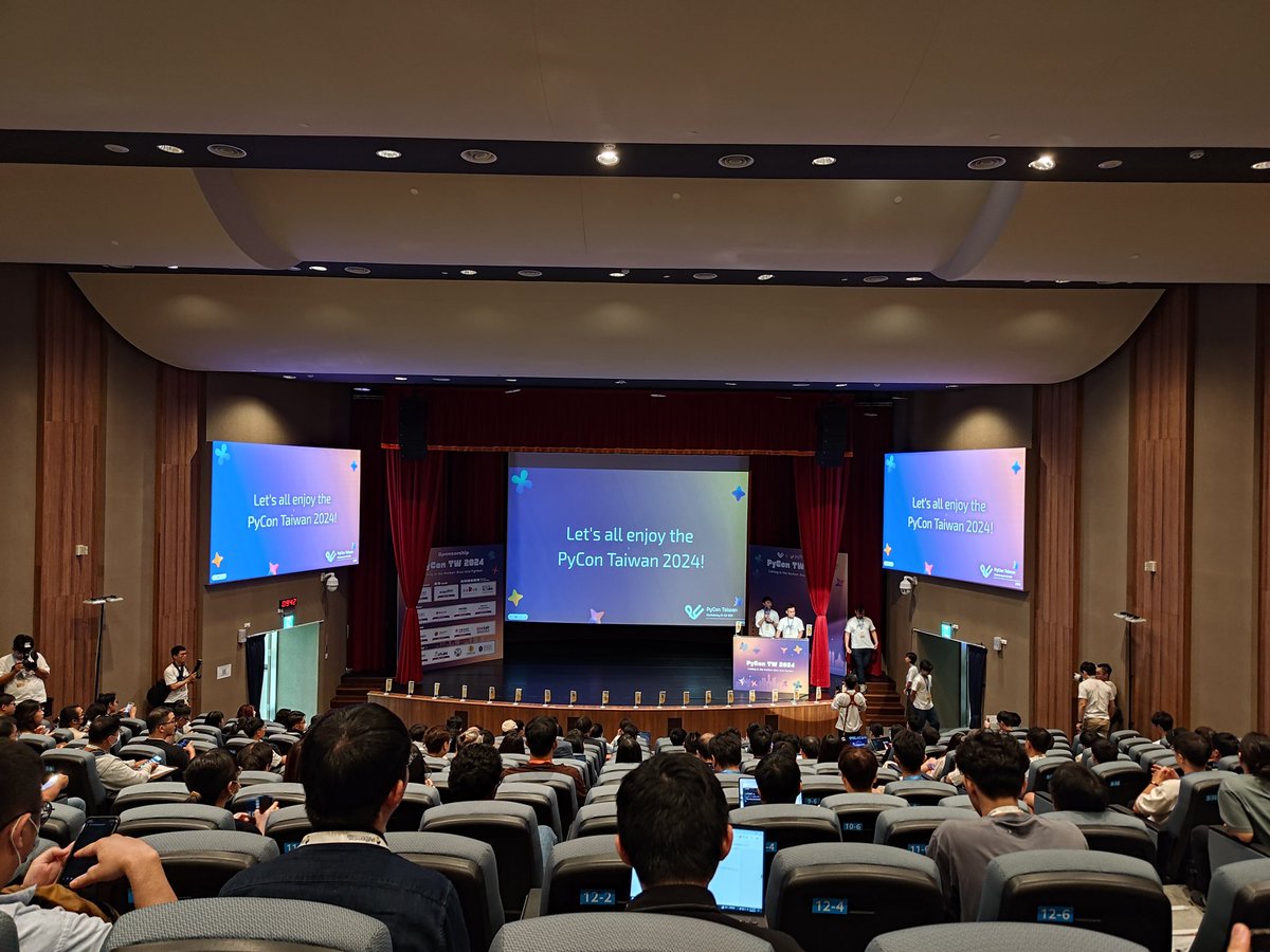 iqbalabd's tweet image. #pycontw2024 starting ✨✨✨ at #高雄市