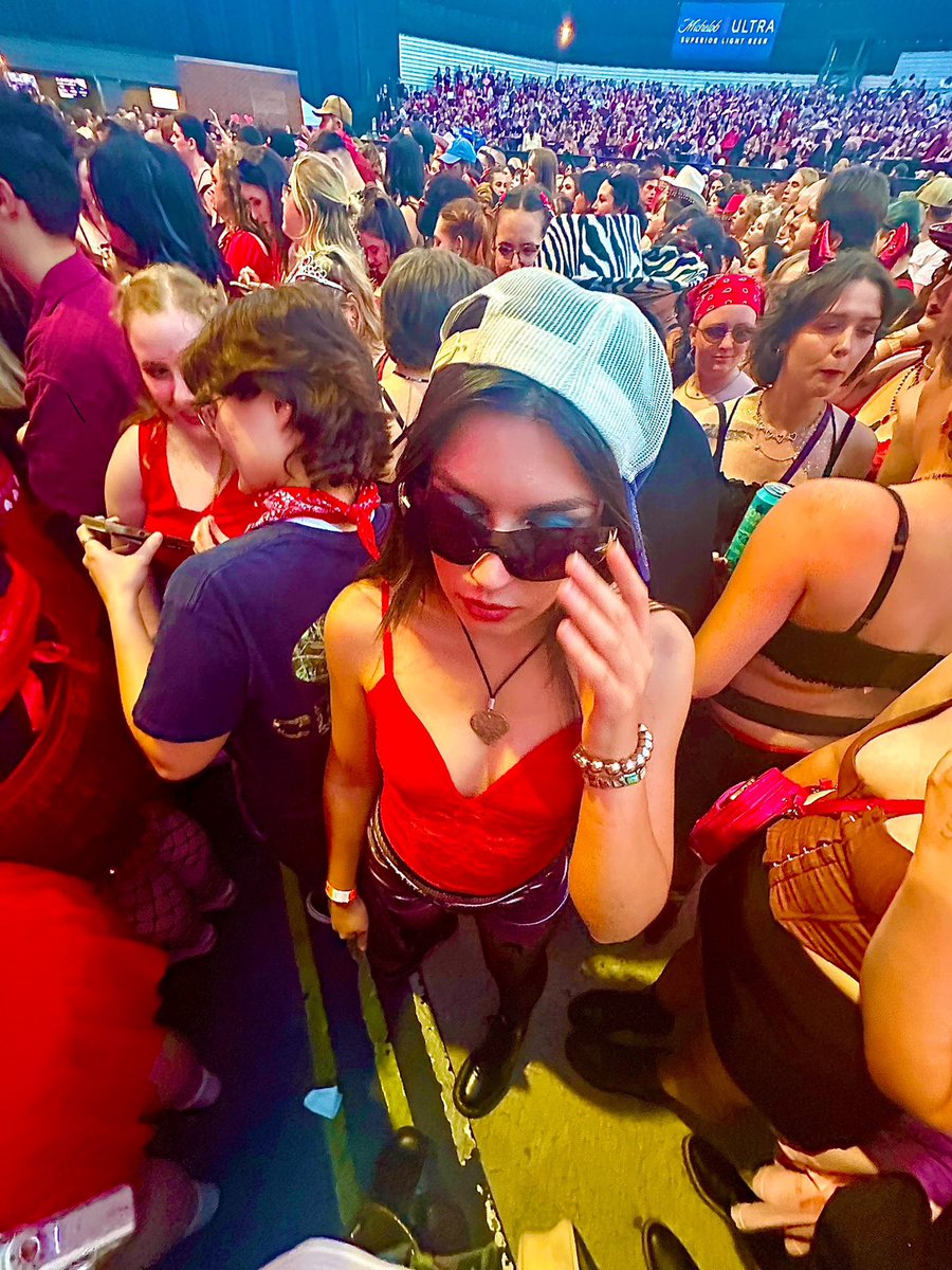 casey_merren's tweet photo. some dude just asked me if i was dressed up like lil wayne in this picture… sir i was at a chappell roan concert https://t.co/PfdplFs4JI