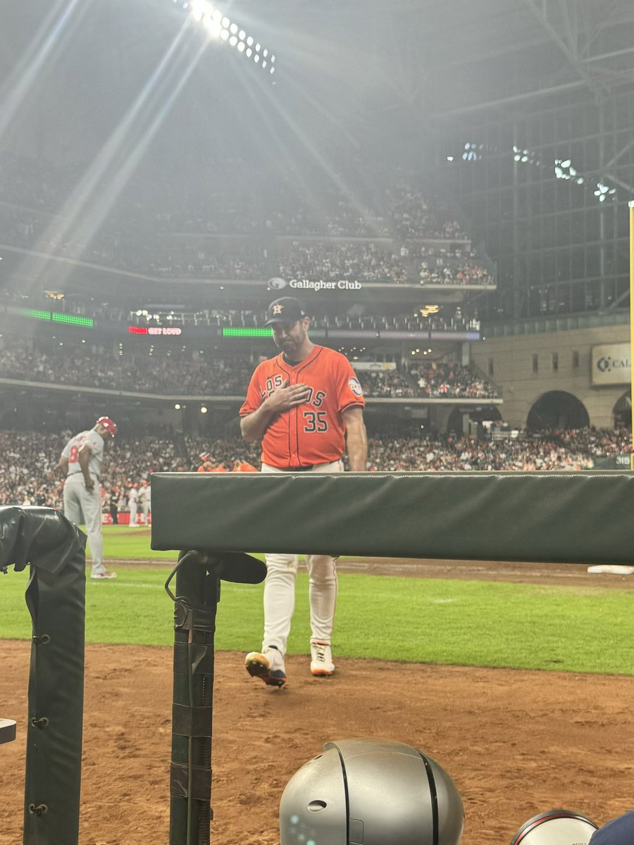 JuliaMorales's tweet image. Justin Verlander gets love from the Houston crowd and he gives it back as he heads into the dugout.