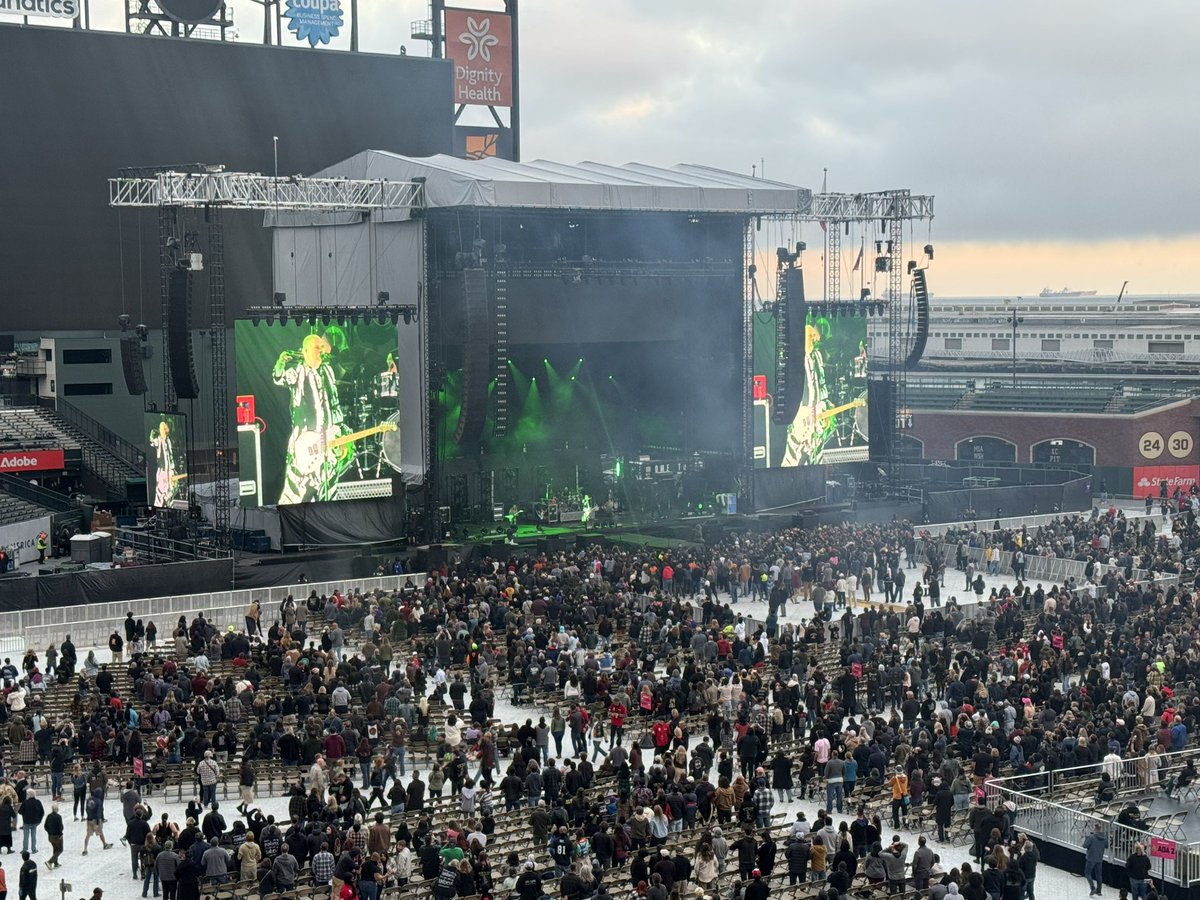 . <a href="/SmashingPumpkin/">The Smashing Pumpkins</a> night 1. Will see them tomorrow in Reno for night 2.