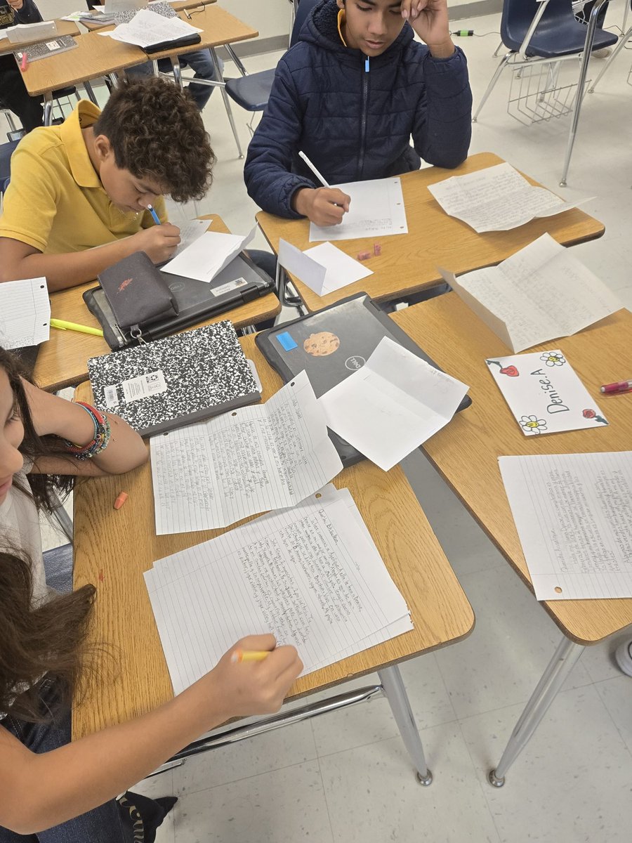 Ms. Villa 🌙 tweet media