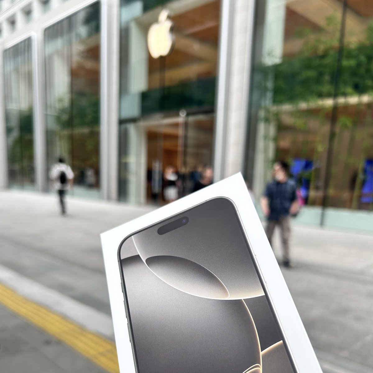 tomofire777's tweet photo. 無事にiPhone16ProMaxゲット！
#iPhone16ProMax #apple丸の内 #iPhone16 https://t.co/DplEWO5A84