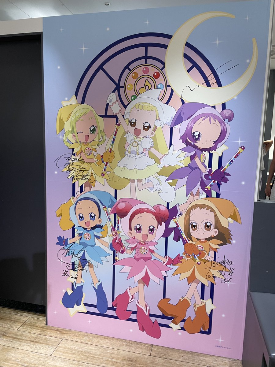 ojamajocafe's tweet photo. 🌈声優様ご来店🌈

先日ルミネエスト新宿店に、おジャ魔女どれみの7名の声優様にご来店いただきました✨

店内のフォトスポットにサインも描いてくださいました✨

当日来店も可能なため、皆さまぜひ一緒にお写真撮影ください♫

👇カフェ公式サイト
https://t.co/sex7xG40mK
#おジャ魔女どれみカフェ https://t.co/VXah826XDT