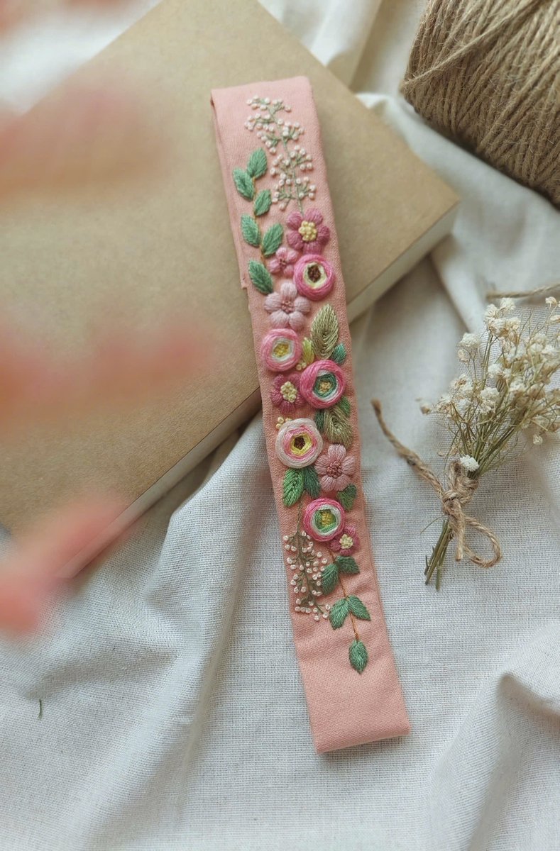 ElepaniNahele's tweet image. 🌸 Discover the Art of Traditional Vietnamese Embroidery! 🌸

#HandmadeWithLove #EmbroideredArt #VietnameseCrafts #SustainableFashion #SupportSmallBusiness #UniqueAccessories #LinenEmbroidery #ArtisanMade #HandcraftedStyle #shopsmall