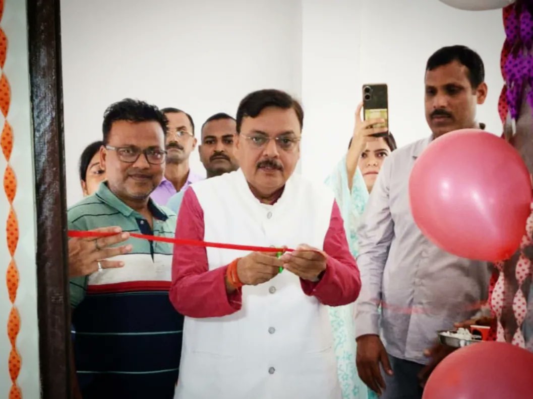 RsRajeshShukla's tweet image. किच्छा स्थित, विद्या पुष्प एकेडमी पंतपुरा में Computer Class शुरू किये जाने के अवसर पर फीता काटकर Class का शुभारंभ किया और स्कूल के बच्चों शुभकामनायें दी!! 
#RajeshShukla #bjp