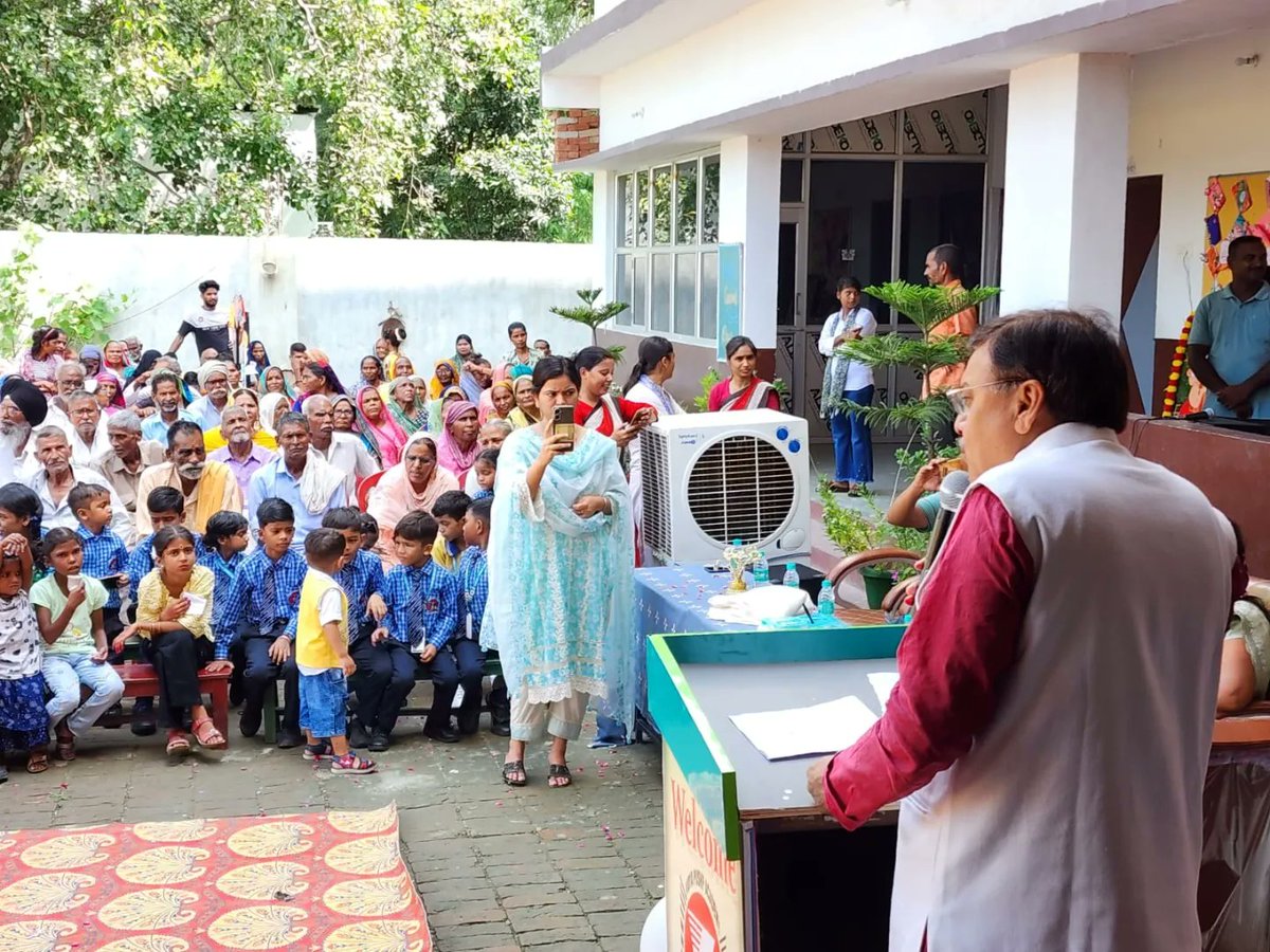 RsRajeshShukla's tweet image. किच्छा स्थित, विद्या पुष्प एकेडमी पंतपुरा में Computer Class शुरू किये जाने के अवसर पर फीता काटकर Class का शुभारंभ किया और स्कूल के बच्चों शुभकामनायें दी!! 
#RajeshShukla #bjp