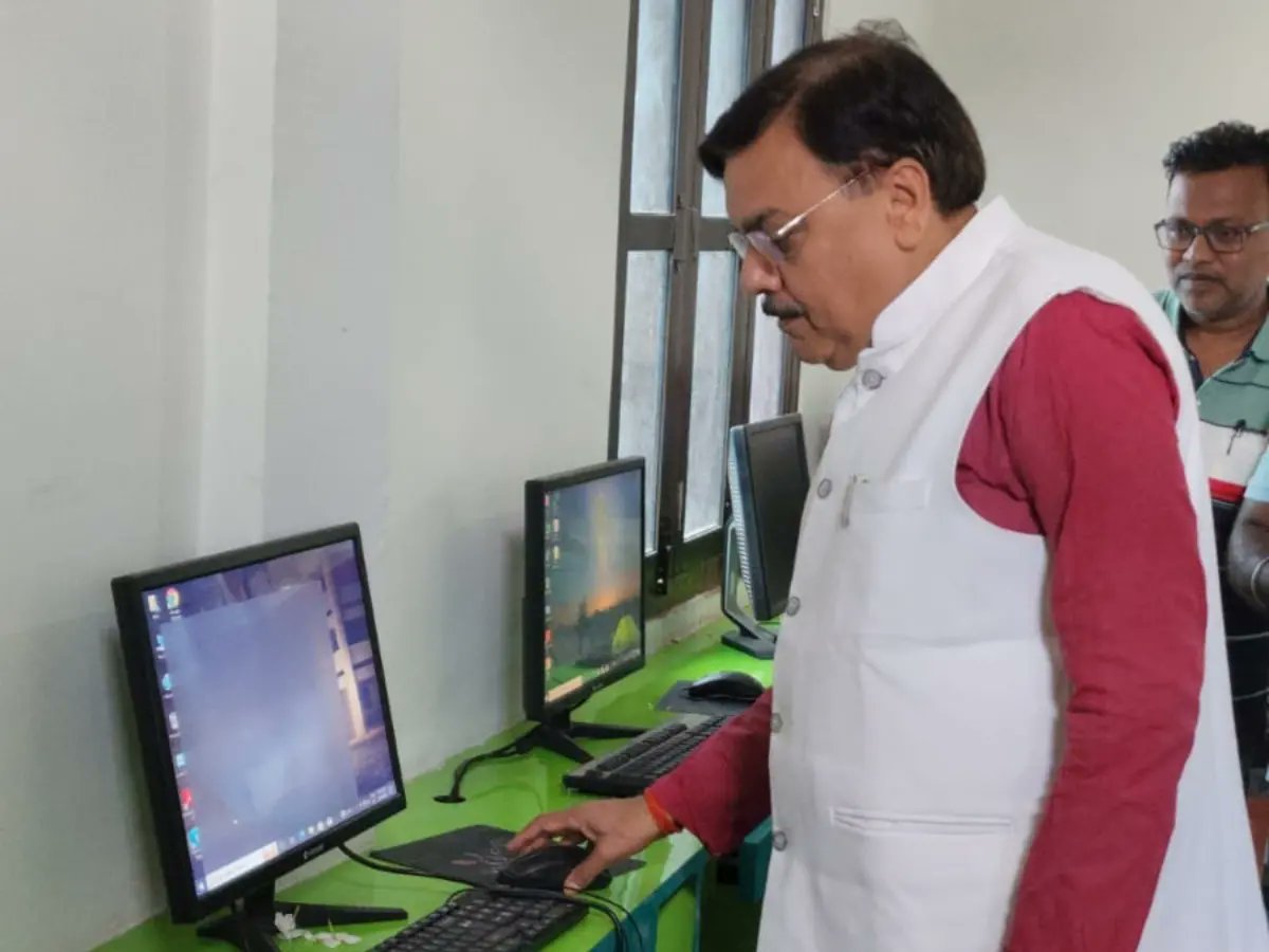 RsRajeshShukla's tweet image. किच्छा स्थित, विद्या पुष्प एकेडमी पंतपुरा में Computer Class शुरू किये जाने के अवसर पर फीता काटकर Class का शुभारंभ किया और स्कूल के बच्चों शुभकामनायें दी!! 
#RajeshShukla #bjp