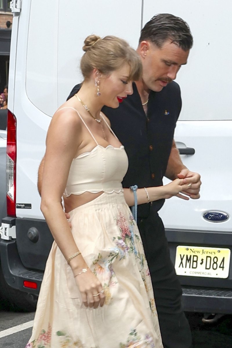 adoringts's tweet photo. Taylor Swift arriving at Eletric Lady Studios with Travis Kelce, on Saturday, the 7th, in New York.

📸 More photos: https://t.co/UZBytJxLU2 https://t.co/o20br8JUxz