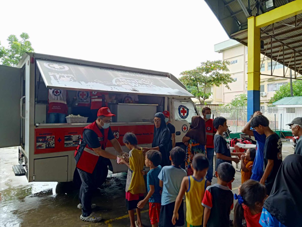 philredcross's tweet image. 𝐇𝐎𝐓 𝐌𝐄𝐀𝐋𝐒 𝐒𝐄𝐑𝐕𝐄𝐃 𝐓𝐎 𝟏𝟎,𝟎𝟎𝟎 𝐏𝐄𝐎𝐏𝐋𝐄 𝐀𝐅𝐅𝐄𝐂𝐓𝐄𝐃 𝐁𝐘 𝐓𝐒 𝐄𝐍𝐓𝐄𝐍𝐆
The Philippine Red Cross has served hot meals to 10,759 individuals affected by the southwest monsoon intensified by Tropical Storm #EntengPH (international name: Yagi).

From…