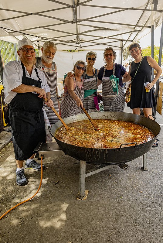 [FOTOGRAFIA]

Un any més, les Festes Alternatives són un espai de retrobada i tenen gust de paella.

📸@albertazurmendi

Per veure-la ampliada ➡️infograma.cat/wp-content/upl…