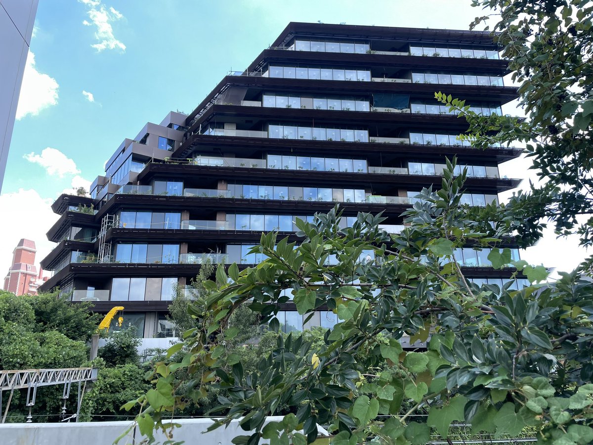 LoveParkCourt's tweet image. 野村不動産さんの原宿のインナー販売だったという高級物件を見てきた。
バルコニーの植栽までもう植っている。可愛い。自動散水なのかな。
敷地出たとこに、luupもドコモチャリ🚲もあるよ。便利！