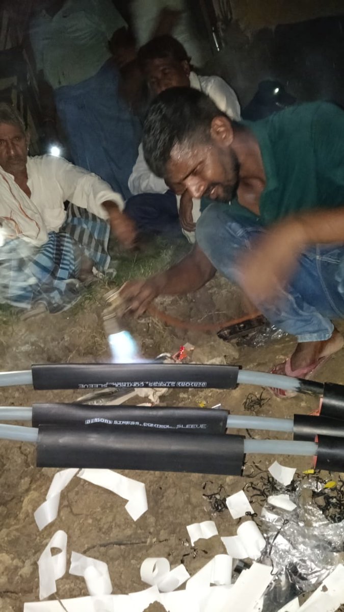 puvvnlchandauli's tweet image. जनपद चंदौली विद्युत वितरण खंड-द्विo,मुगलसराय में पड़ाव क्षेत्र के अंर्तगत विद्युत व्यवस्था को बेहतर बनाने के लिए  #XLPECable लगाने का कार्य किया गया जिससे उपभोक्ताओं को विद्युत् आपूर्ति सुचारू रूप से प्राप्त हो सके l  @aksharmaBharat @EMofficeUP @PuVVNLHQ @UPPCLLKO