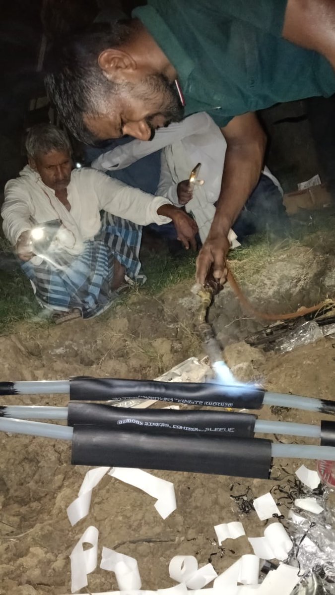 puvvnlchandauli's tweet image. जनपद चंदौली विद्युत वितरण खंड-द्विo,मुगलसराय में पड़ाव क्षेत्र के अंर्तगत विद्युत व्यवस्था को बेहतर बनाने के लिए  #XLPECable लगाने का कार्य किया गया जिससे उपभोक्ताओं को विद्युत् आपूर्ति सुचारू रूप से प्राप्त हो सके l  @aksharmaBharat @EMofficeUP @PuVVNLHQ @UPPCLLKO