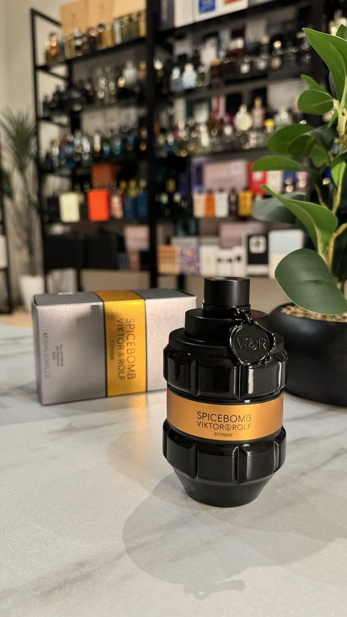 prof_parfum's tweet photo. #رابطة_عشاق_العطور 
🔸من أعظم 10 عطور تقييماً على موقع العطور العالمي العطر الهولندي الجميل سبايس بومب اكستريم من فيكتور آند رولف

🔺عطر خريفي شتوي وتقدر تستخدمه هذي الأيام في الليل بكل اريحية 👍🏻 عطر قوي الأداء قوي الفوحان جميل الرائحة جذاب لحد الإبهار 🙂

🔸أحد أجمل العطور الرجالية المميزة والمختلفة فعلاً 🫶🏻 من العطور اللي ثباتها يوم بالراحة وفوحان 3 - 4 ساعات 👌🏻

🔺من أكثر العطور اللي استخدمها مع اعتدال الأجواء 💚 وهو أغلب وقتي عطري المفضل 😊 فانيلا وتبغ وأعشاب وأخشاب ولمسات جذابة من الويسكي واللي تجعل منه عطر جذاب جدا جدا 😁 

🔸من العطور القليلة اللي جمعت جمال الرائحة وأداء مذهل من نقاط قوة العطر أداءه العظيم واللي يجعلك تستمتع فيه ومن يشمه عليك يستمتع 💙

🔺عينكم على التقييم العالي والعظيم لعطر مبهر في جمال رائحته وقوة أداءه وسعره الممتاز فقط ب 391 ريال مع الكود AS10
مع شحن وتوصيل مجاني لدى كاندي نيش @candynichesa1 

▫️خدمة تابي وتمارا ✅

▫️عينات هدايا 🎁 وتغليف فاخر

▫️كود AS10

▫️توصيل مجاني للطلبات 385 ريال وأكثر

👈 للطلب
https://t.co/iWlGMD4mrt