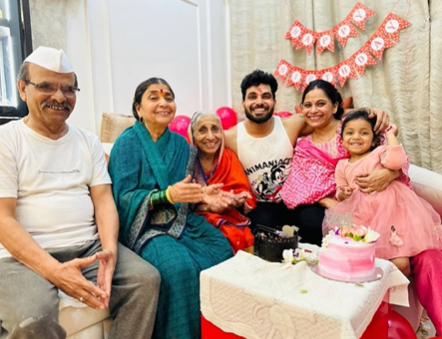 Bigg Boss 16 Fame Shiv Thakare Marks 35th Year with Special Celebration with Bappa and Loved Ones

(Courtesy-Instagram)

#ShivThakare #shivthakarebirthday #shivthakarebirthdaycelebration #happybirthdayshivthakare #BTVNEWZ #BTV <a href="/btvnewz/">BTVNEWZ</a> <a href="/ShivThakare9/">Shiv Thakare</a>