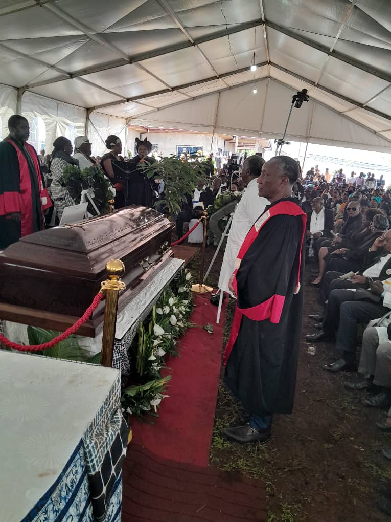 DrFonkoua's tweet photo. Une #famille se partage les bons et mauvais moments. Nous avons accompagné le #samedi 7 sept 2024, le Dr #KAMGA #radiologue ayant exercé à l'hôpital central de Yaoundé jusqu'à sa dernière demeure à #Balig par #BATIE #Onmc #sante #medecin #Cameroun https://t.co/uh1p9tTLFB