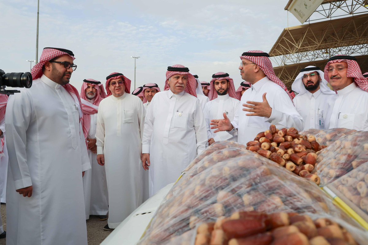malkassabi's tweet photo. كم أنا فخور بأبناء القصيم من شباب وشابات وهم يعملون بجد في مهرجان بريدة للتمور، فهذه جينات المنطقة يتوارثها الأبناء عن الآباء والأجداد، نتطلع لاستثمار وتسويق تمور القصيم عبر كافة المنصات لتأخذ مكانتها الرفيعة عالمياً. https://t.co/9kwETREpPi