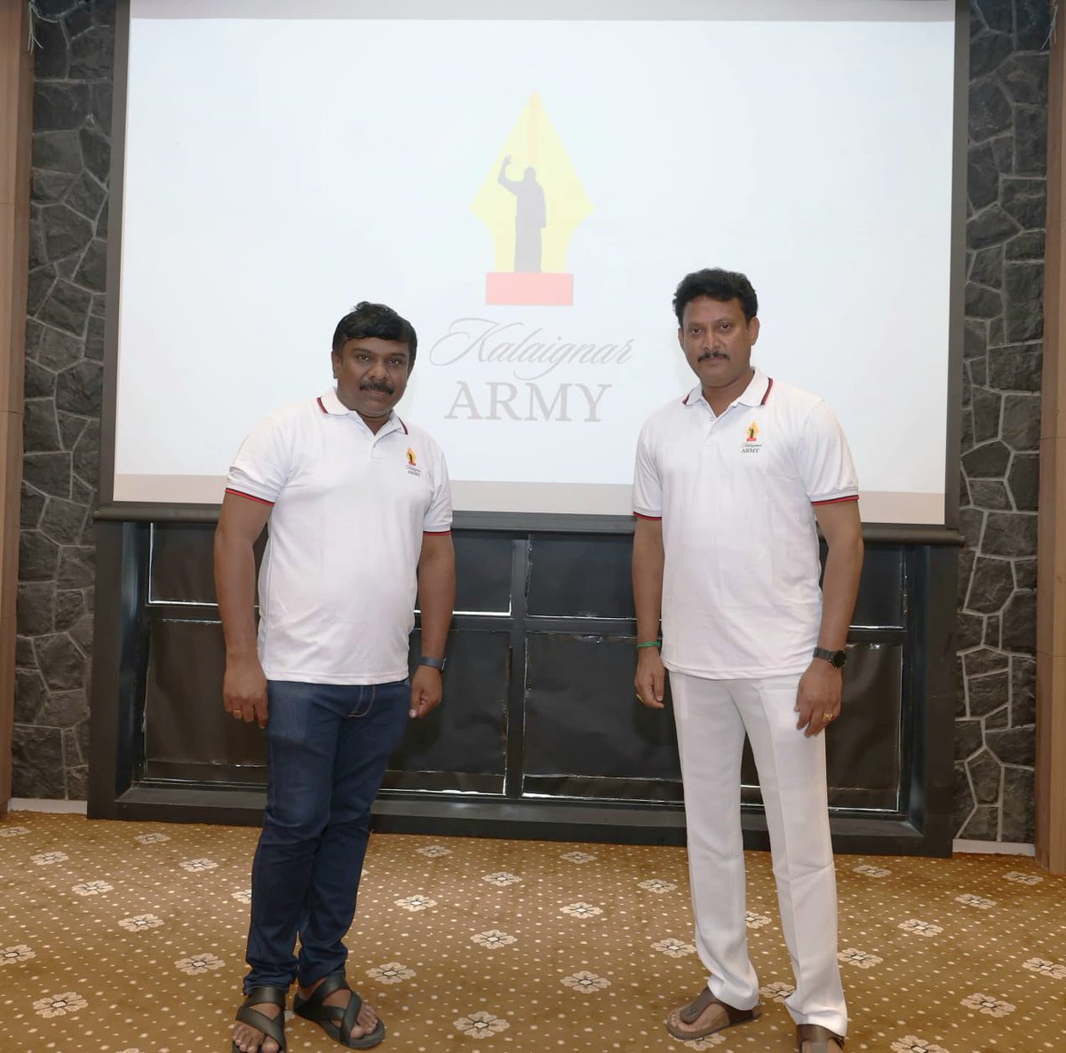 Anbil_Mahesh's tweet photo. சுயமரியாதை - சமத்துவம் - சமூகநீதி - மதச்சார்பின்மை - மொழி உரிமை கொள்கைகளை சட்டமாக்கி தந்தை பெரியார் பேரறிஞர், பேரறிஞர் அண்ணா ஆகியோரின் கனவுகளை நனவாக்கியவர் முத்தமிழறிஞர் கலைஞர். 

நூற்றாண்டு கண்ட பெருமைமிகு தலைவர் கலைஞர் அவர்களின் சிந்தனைகளையும், செயல் திட்டங்களையும் இளைஞர்களிடம் கொண்டு செல்லும் நோக்கில் @dmk_youthwing செயலாளர் - மாண்புமிகு அமைச்சர் @Udhaystalin அவர்களால் #Kalaignar_Army என பெயரிடப்பட்ட இளைஞர் படையை கட்டமைத்துள்ளார் தமிழ்க் கேள்வி திரு.செந்தில்வேல் அவர்கள்.

கலைஞரை நம்பி வருகை தந்துள்ள இளைஞர்களுக்கான பயிற்சி பட்டறையை இன்று தொடங்கி வைத்ததில் பெருமை அடைகின்றோம். 

திரு.செந்தில்வேல் அவர்களின் கலைஞர் ஆர்மி வெற்றி பெறட்டும். இளைஞர்களுக்கு மனமார்ந்த வாழ்த்துகள்.

#Kalaignar_Army