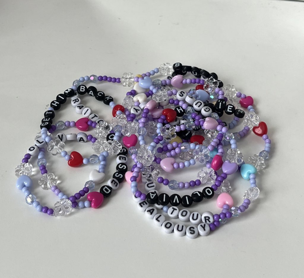 Thejunxxjk's tweet photo. 🌟see u kub 
วันที่ 16 มาแลก Friendship Bracelets กันค้าา ;3💟

(ใครสนใจ เค้ารับทำนะคะ พอดีซื้ออะไหล่มาร้อยเยอะเกิน😿)
#GUTSWorldTourBKK https://t.co/uiXLCuz7WJ