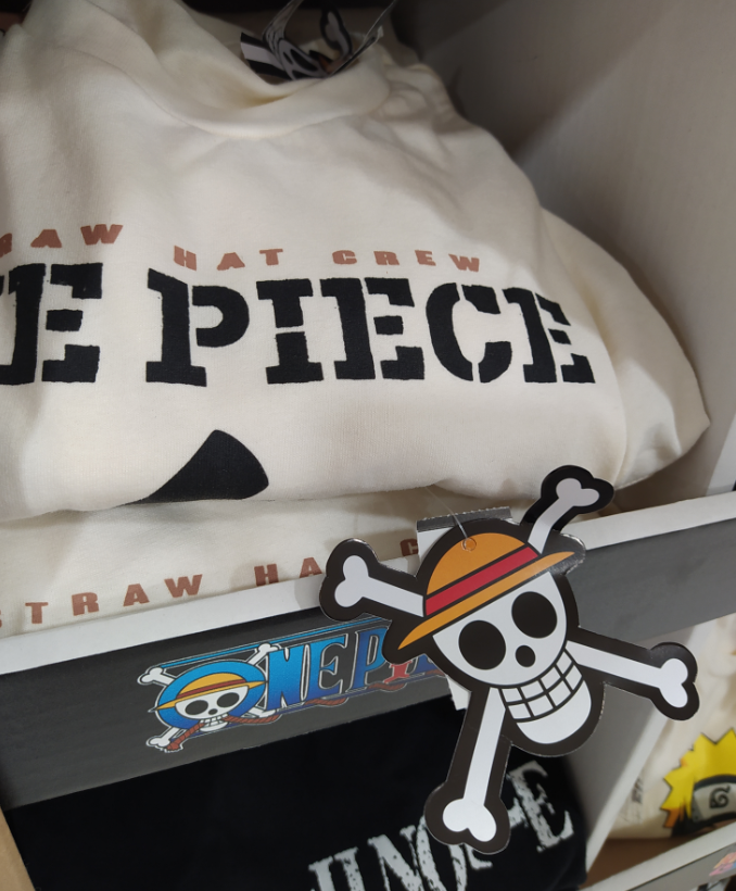 Fui a <a href="/TiendaSoriana/">Soriana</a> y tienen ropa de licencia de #ONEPIECE me tuve que llevar mínimo una playera, si hubiera sido de Egghead me llevo todo el stand.