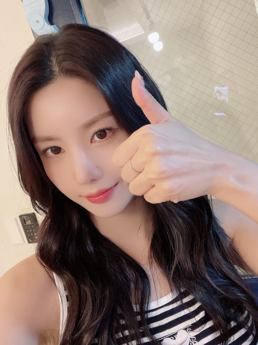 KWONEUNBI's tweet photo. [💡] #루비 여러분!
잠시 후 PM 9:00 MBC #푹쉬면다행이���
#은비 가 출연합니다.

요즘 외출 전 루틴
울 은뱌🐰 보면서 힐링하기
울 은뱌🐰 복복복 쓰다듬기

단점: 은비 얼굴 보느라 맨날 약속 늦
ㄴ 권은비 그만 보고 빨리 나오라고

#권은비 #KWONEUNBI https://t.co/ocFipveJ9B