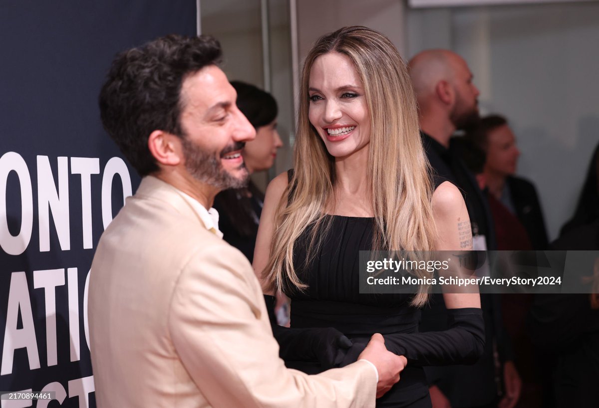 que te sonría como Angelina Jolie le sonríe a Juan Minujín
