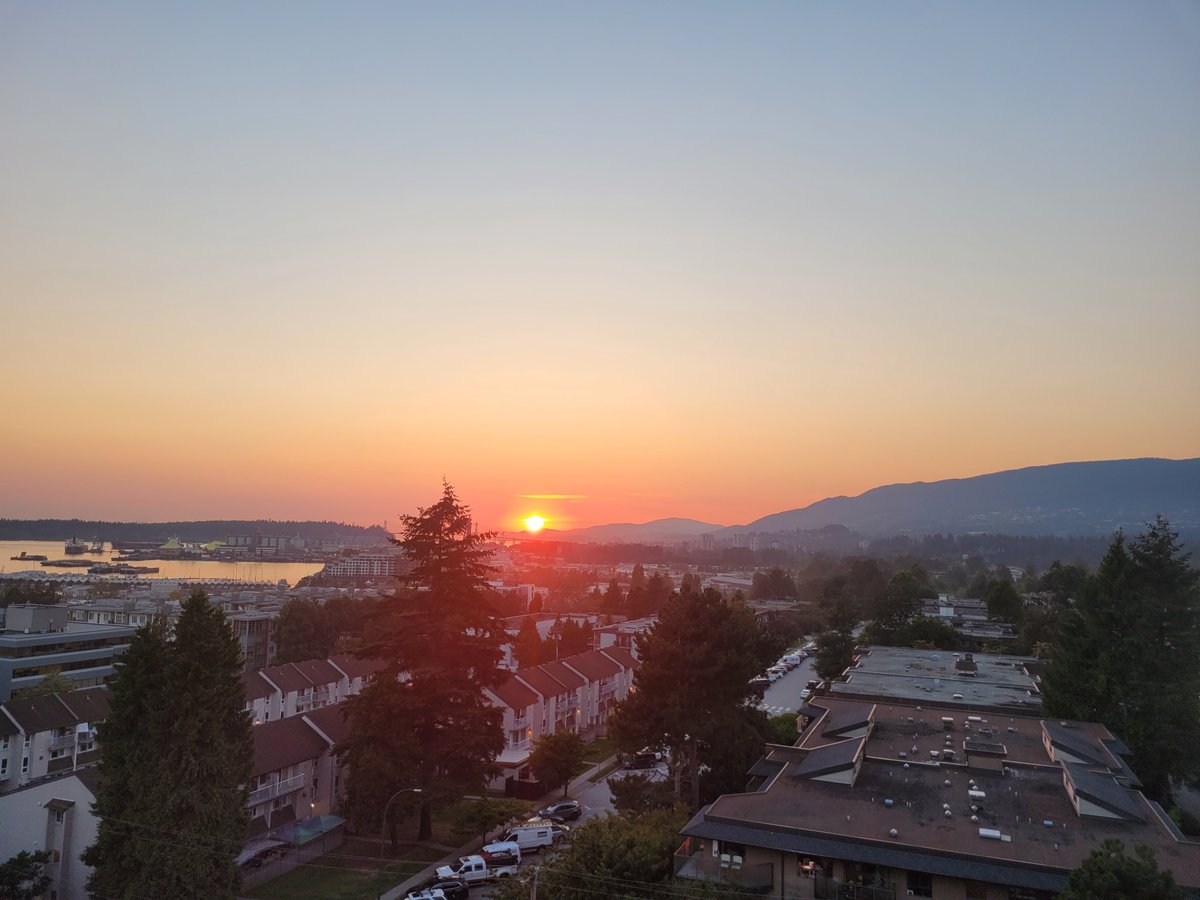 Good Night World.🌏
Happy Sunday evening.
North Vancover B.C
Sunset.  It has been  a beautiful  day.