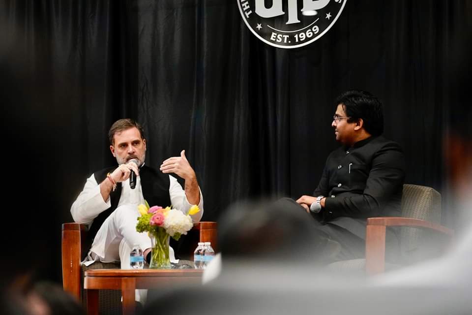 ShankerPandey5's tweet photo. Shri @RahulGandhi ji engages in a dynamic interaction with students at the University of Texas, sharing ideas and inspiring young minds! 

📍Dallas, USA
@INCDelhi https://t.co/tKTTM3Wnyj