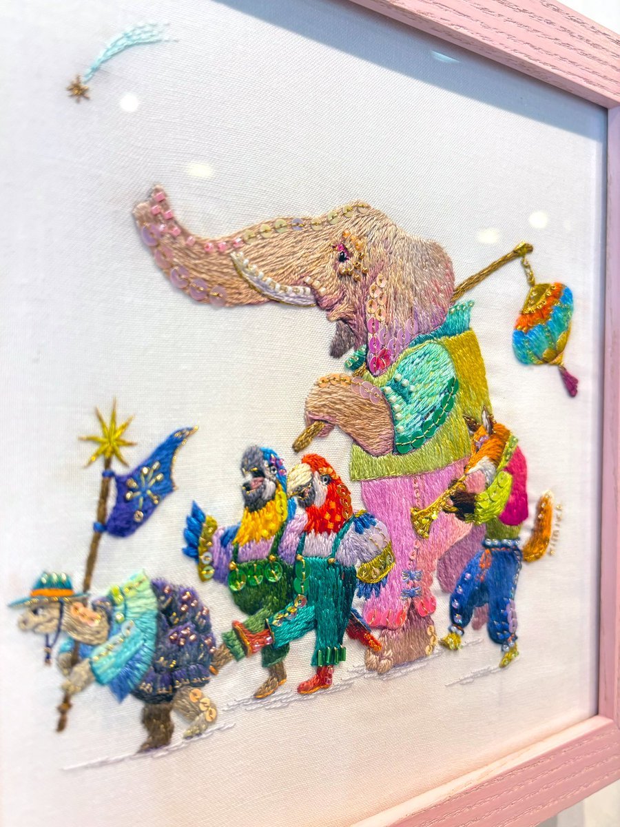 原公香さんの<a href="/kimikahara/">原公香／刺繍イラスト🦄</a> 
個展初日、土曜、日曜とたくさんのご来場頂きありがとうございます。
初めての方も多く、原公香さんのお話もたくさんお聞きできました。

絵を描くように刺繍のカラーを丁寧にチョイス！
ゾウさんのパンツだけでも数色も！

展示レイアウトを少しアレンジ
#希望の星パレード
