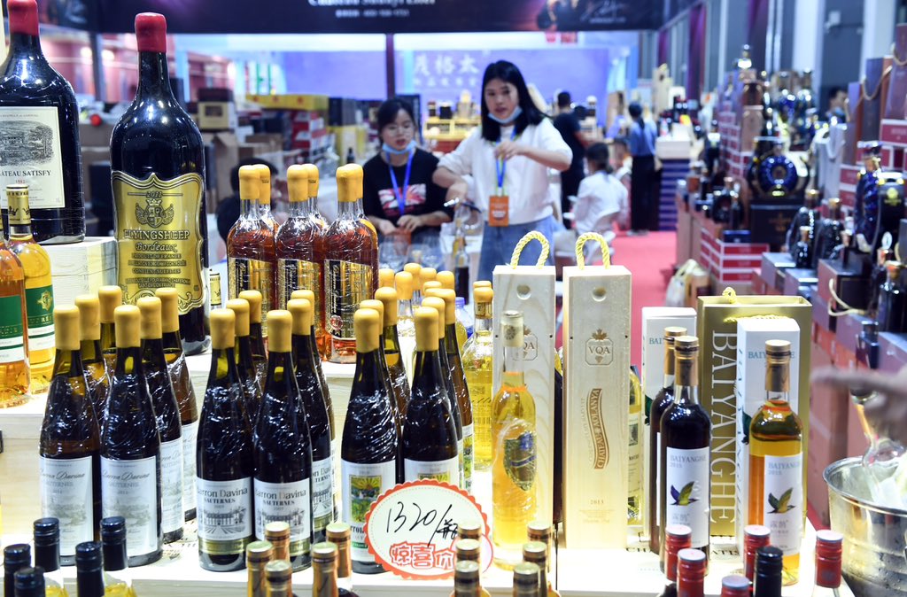 DiscoverGuizhou's tweet photo. 🎉 Excited for the 2024 China (Guizhou) International AlcoholicBeverages Expo (#CIABE) kicking off today! 🍷 With 2000 exhibitors, including 500 from abroad, and 8 massive exhibition halls, it's a wine lover's paradise! 🥳 Join us at the Guiyang International Conference Center! https://t.co/JTh8bYLmEt