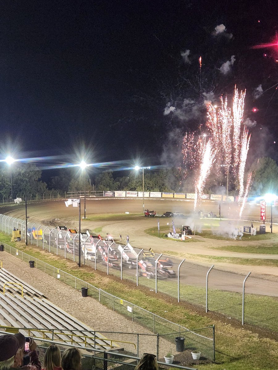 CGrause's tweet photo. Showtime at the #stewartalleymemorial! @WingedNation @EagleRaceway #tweetyourseat https://t.co/GzUvJRNRey