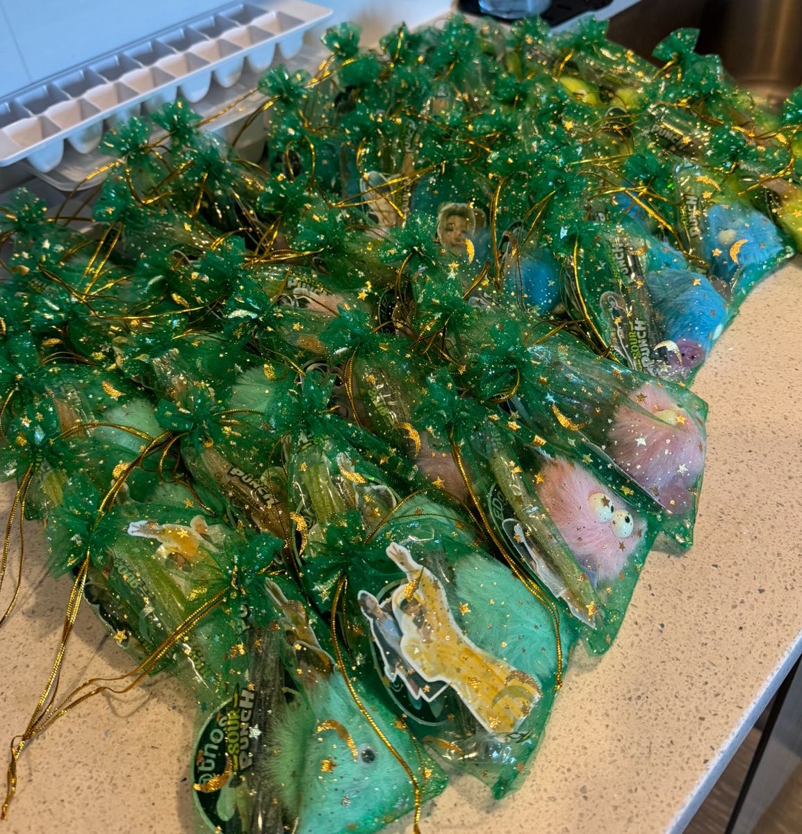 jenjaemdreamies's tweet photo. nct dream tds3 in usa FREEBIES!!! (all stops 💚)
freebies are READY TO GO w only 4 days left eep~ 

made our own versions of dreamie danjis as hair clips!! limited number per stop so fcfs 🙂‍↕️ we’ll also have sticker packs when we run out 🥺 

like and rt ✨

#tds3 #nctdream https://t.co/xbw2vk5GY5