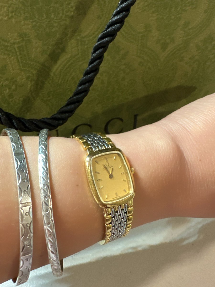 BiblengCo's tweet image. I love watches and movie. 
This watch is inspired by James Bond Movies. 

Omega 

Bangles is by Bibleng 

I always buy something that I actually wear. Not sitting on the shelves collecting dust. I alternate between all of them. 

#bibleng #founderstory #GRAjCokrokusumo