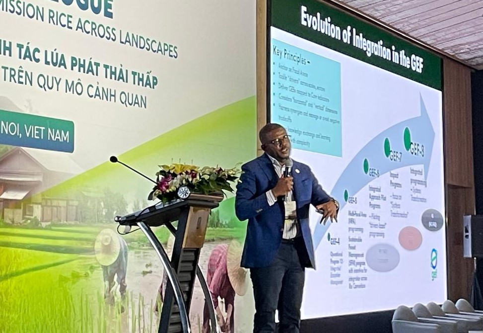 FOLURimpact's tweet photo. @theGEF's @petermbanda  says agriculture is vital to us all but has come at a cost to the environment - with impacts felt across land degradation and more  - integrated programs across sectors can tackle this problem https://t.co/hLQ1nhWIjH