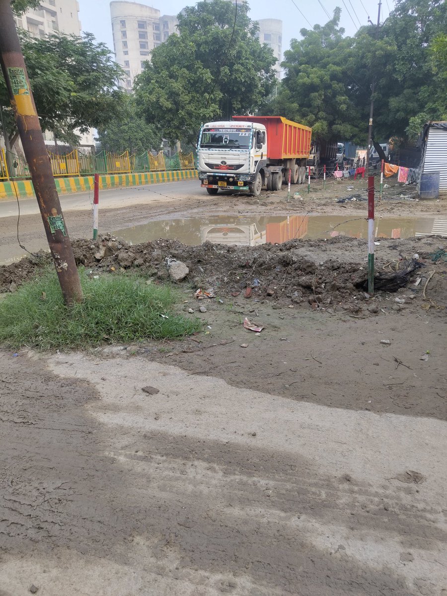 Iashish_ind's tweet photo. @GzbNagarNigam 
Frustrated by the constant accumulation of sludge on the road due to ongoing building (metro suites) construction in vasundhara sec 13. Despite lodging multiple complaints, no action has been taken! This is a serious safety and hygiene issue. https://t.co/ti6zffLQ87