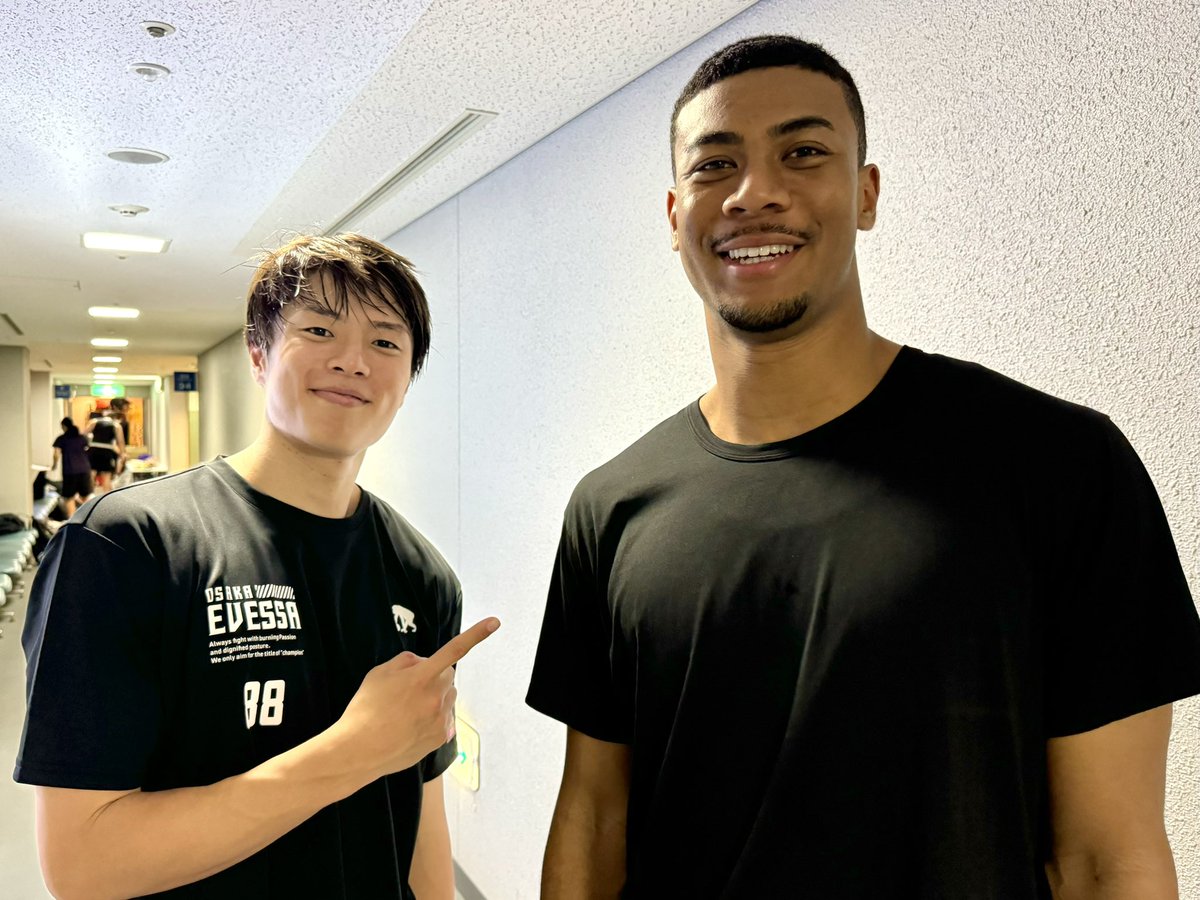 osakaevessa's tweet photo. プレシーズンゲームの裏側📸

#牧隼利 選手 × #ナナーダニエル弾 選手
@toyahakima 
@big_danieldan 

2人が話しているのを見つけた藤田HCが「懐かしいな〜！」とかけ寄るエモい瞬間もありました🌴
#大阪エヴェッサ #横浜ビー・コルセアーズ #琉球方面へ届け #マキダン https://t.co/zK6lzkvJAT