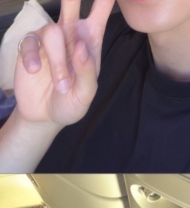 sapphire_Nu's tweet image. Is he wearing his new couple ring?? He is also wearing Nong 🐍

🤔🫣

ZEE x COS
#ZEEgotoNYFWwithCOS 
@zee_pruk ♡ #ZeePruk