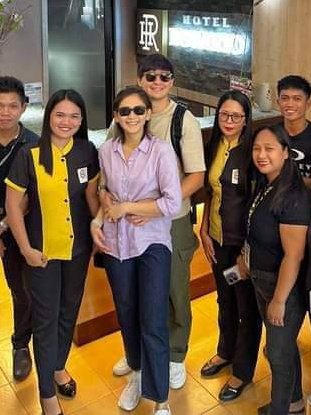 AshMatt_intl's tweet photo. Sarah and her human belt. 😁😎 @JustSarahG @mateoguidicelli 

📸: N. Silat https://t.co/BvBWWajlvr